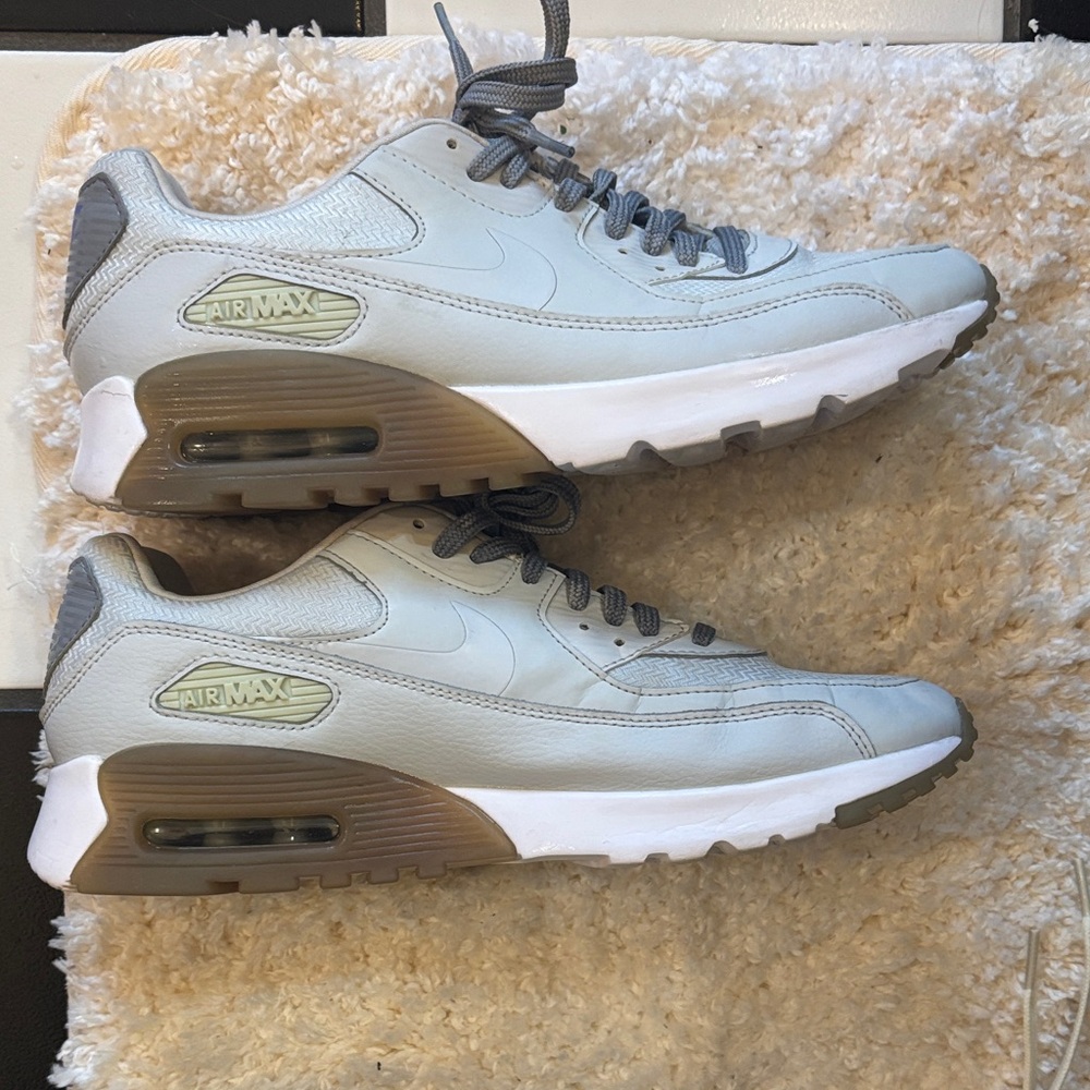 Nike Air Max Women’s Light Gray Sneakers